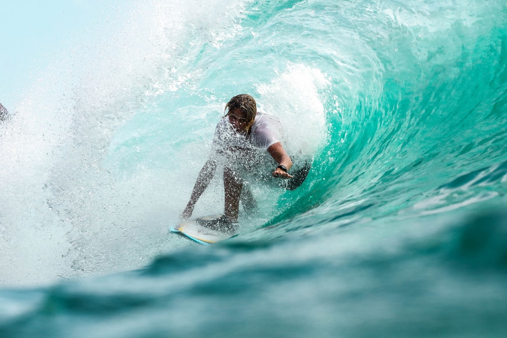Surfista saliendo de un tubo. Anónimo