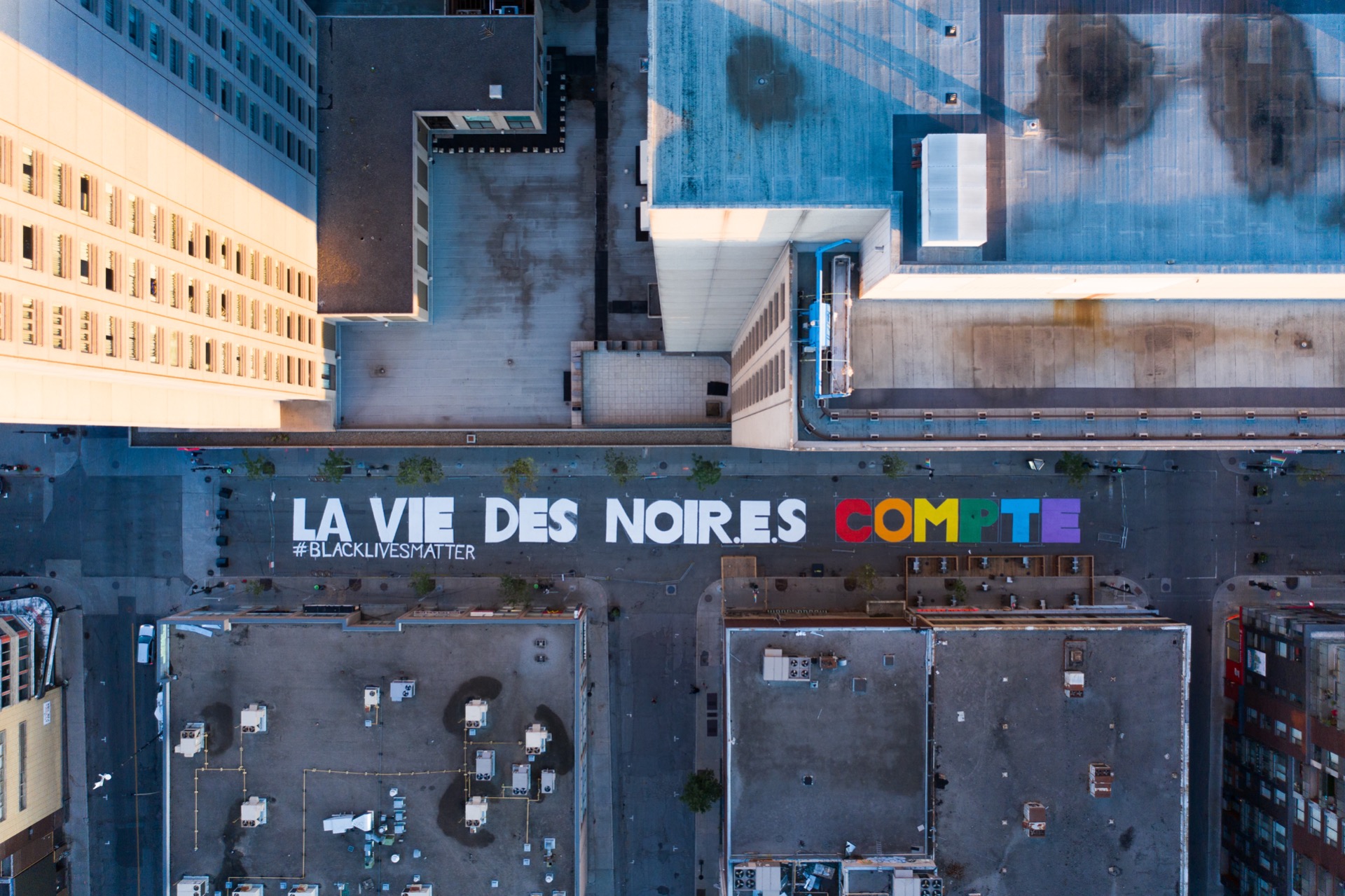 Este mural también se ha repetido en ciudades como Montreal, Canadá como acto de solidaridad y apoyo a la comunidad afroamericana.